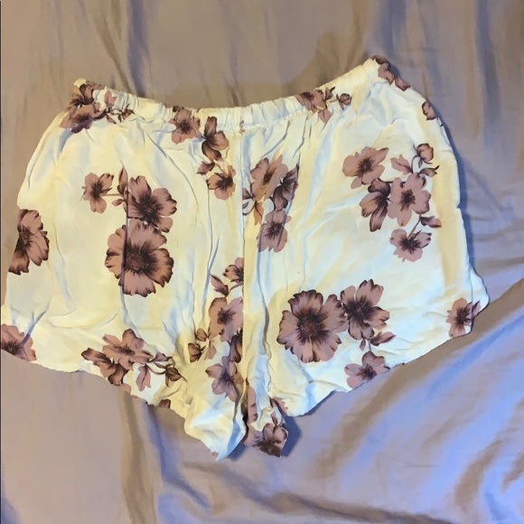 ❌SOLD❌Floral Pink and White Comfy shorts - Picture 2 of 2